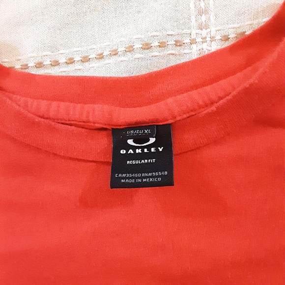 3/$15 EUC Oakley Red T-shirt Silver Decal Men's XL Regular Fit - Picture 3 of 4